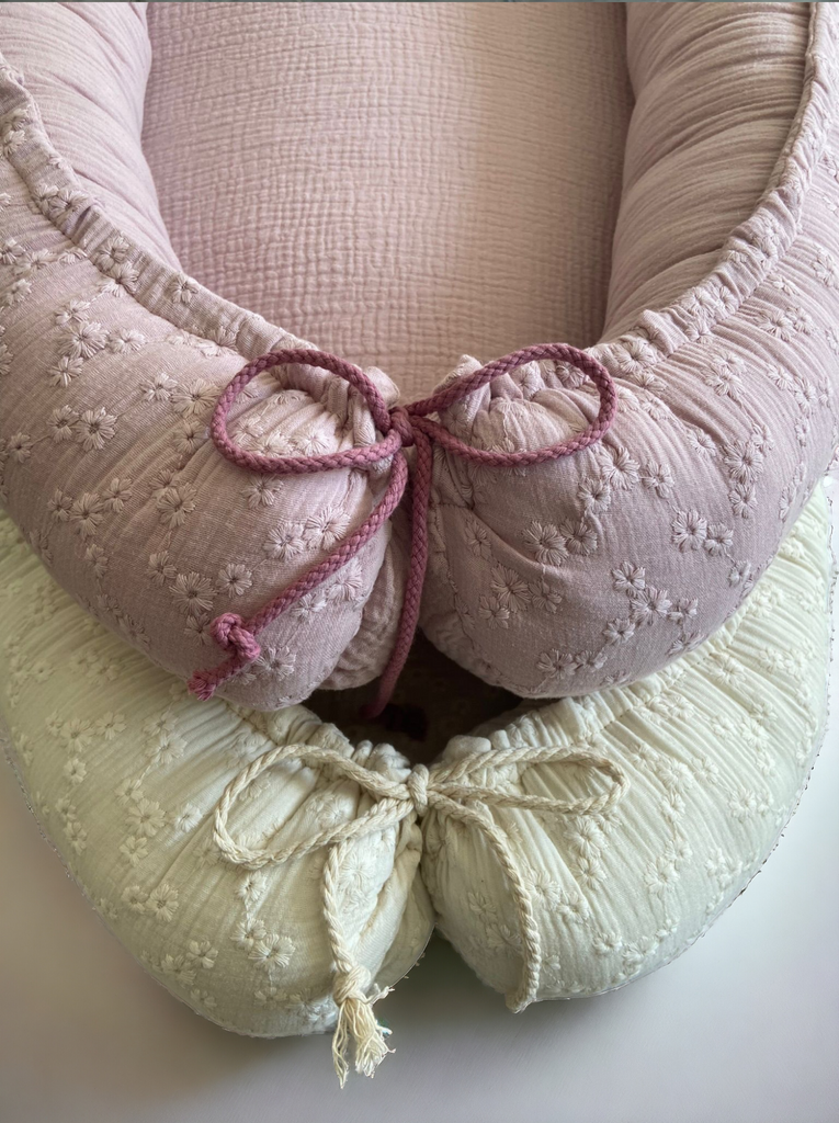 Babynestje embroidery roze en beige