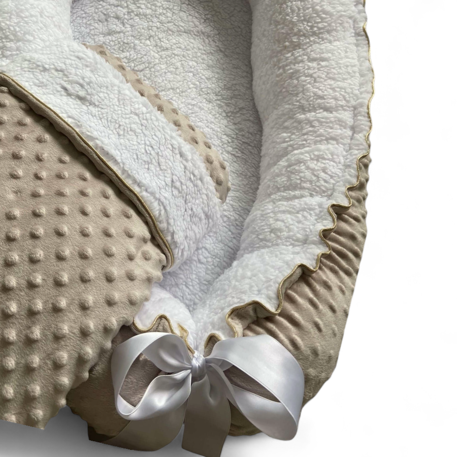 Babynestje beige minkey fleece met witte teddy