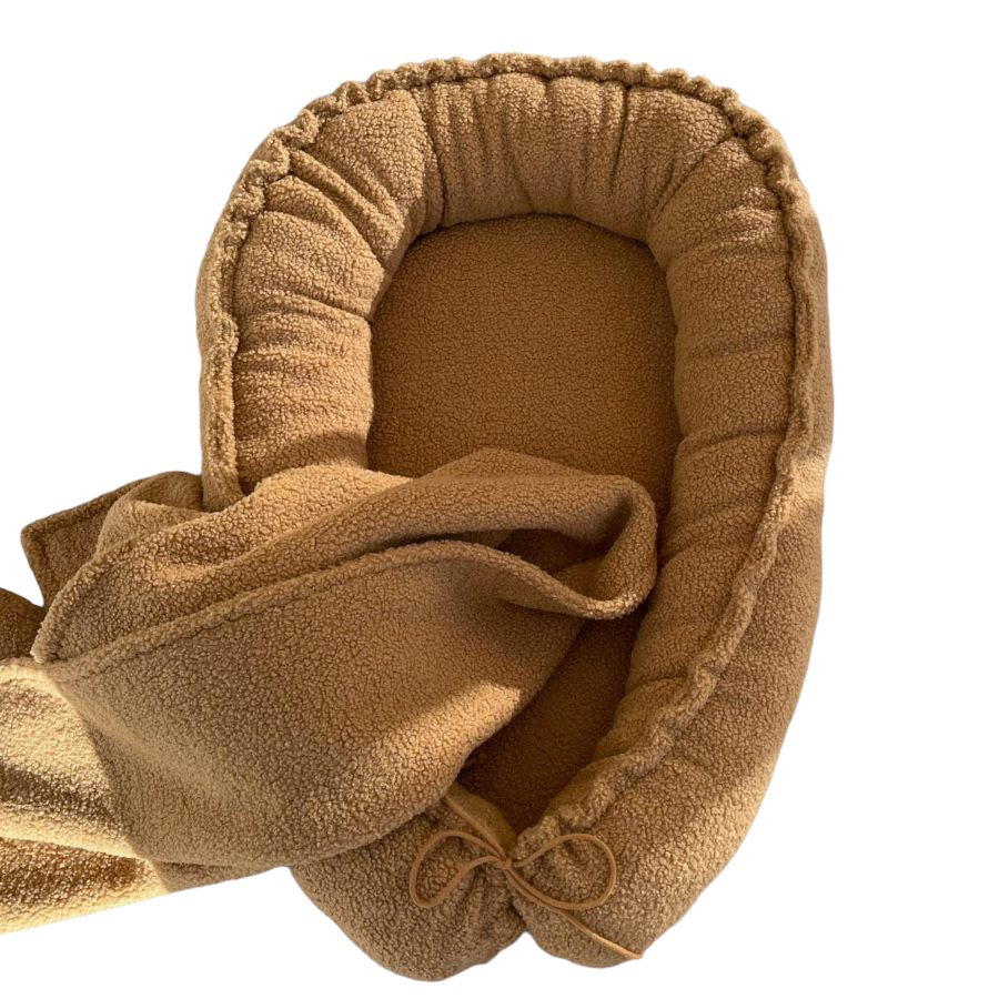 babynestje boucle fur camel