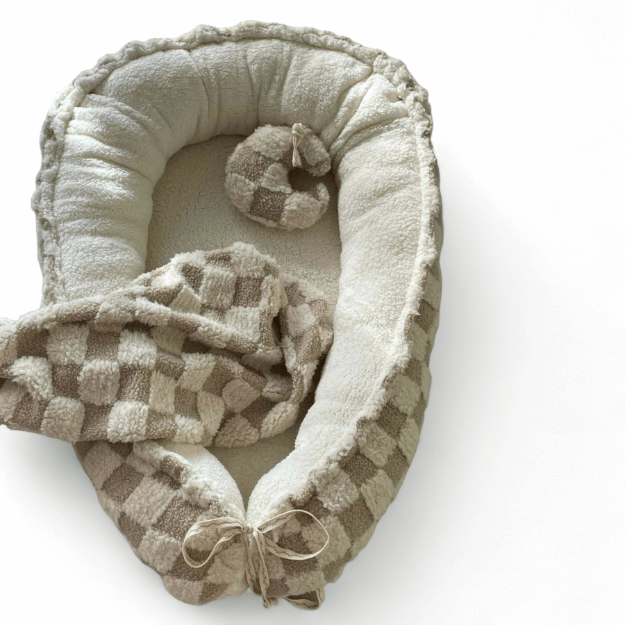 Babynestje naturel teddy met beige bouclé blokjes