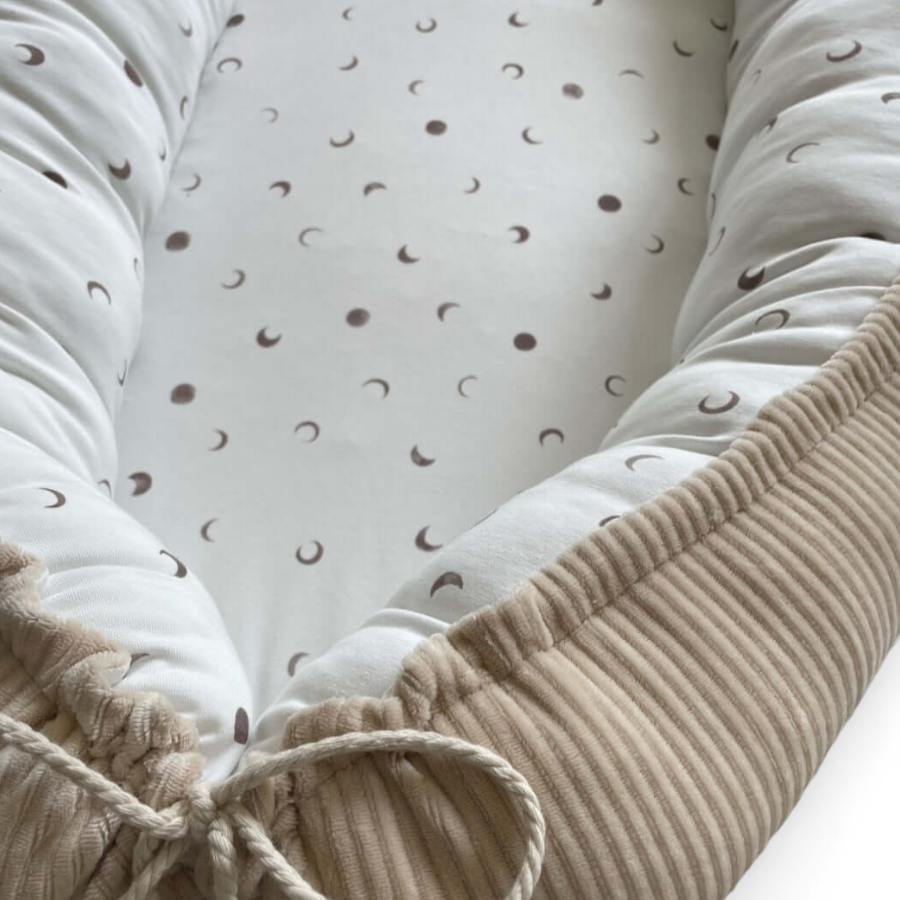 Babynestje lichtbeige rib met maantjes