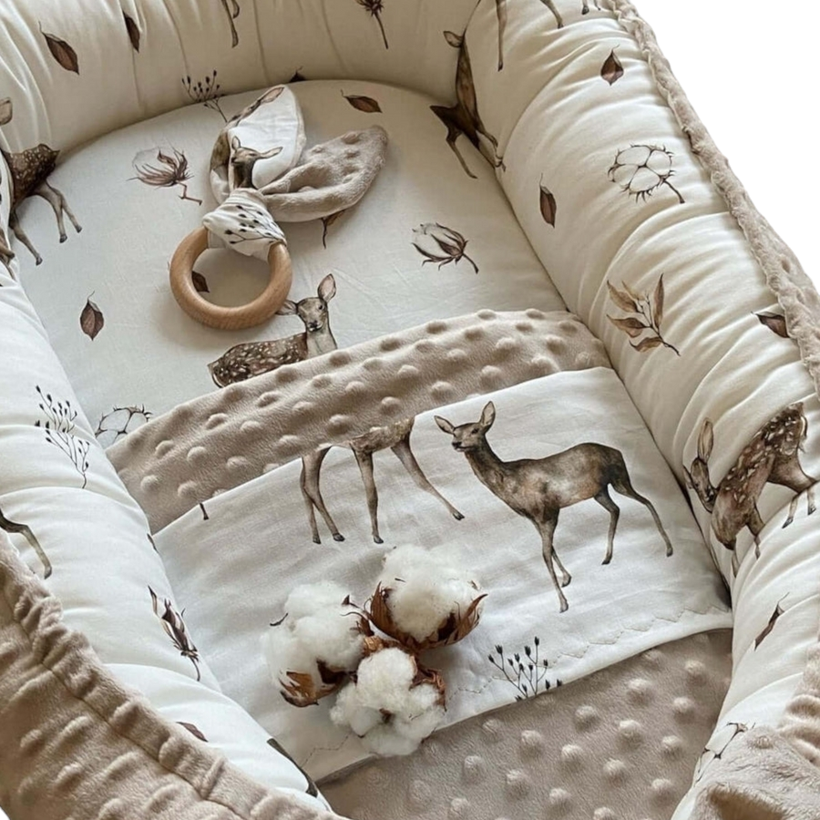 Babynestje lichtbeige minkey fleece met hertjes