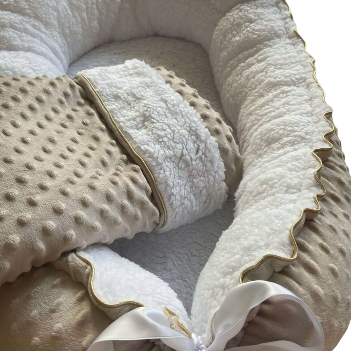 Babynestje beige minkey fleece met witte teddy