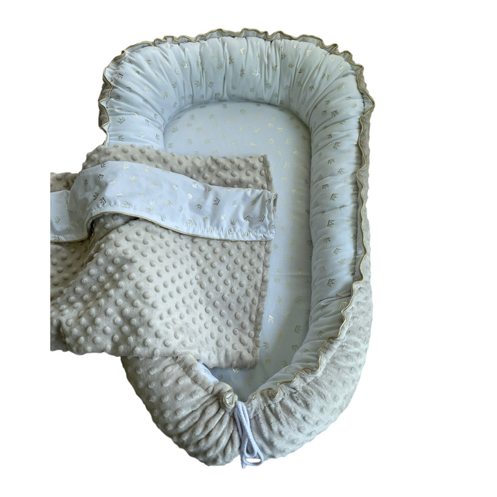 Babynestje beige minky fleece met gouden kroontjes