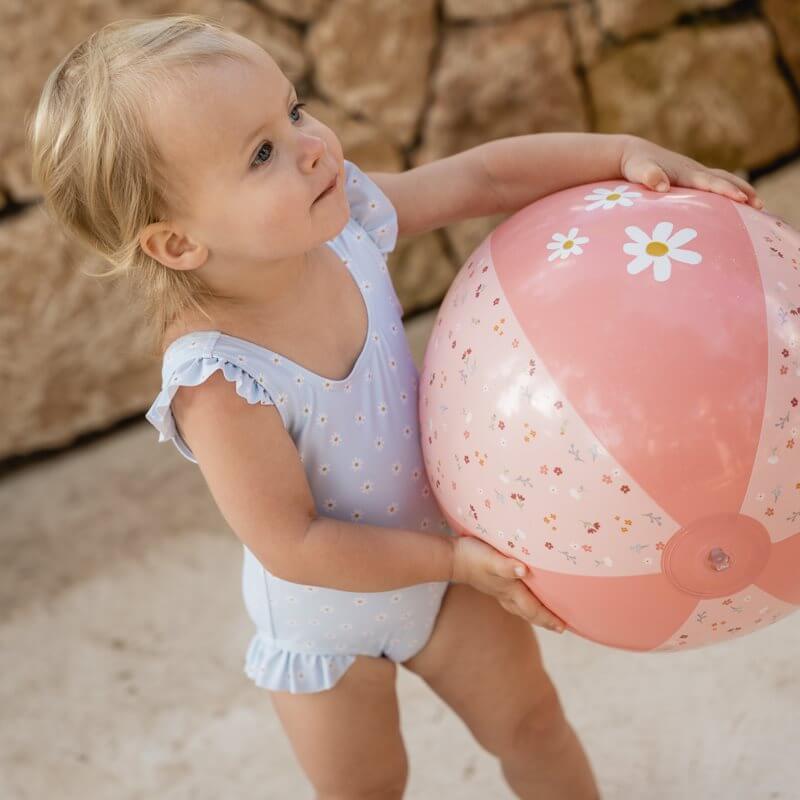 Kind speelt met de roze opblaasbare strandbal van Little Dutch.