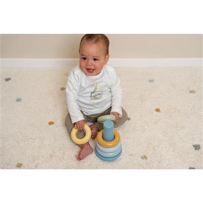Baby speelt op de grond met met de blauwe stapelringen van Little Dutch.