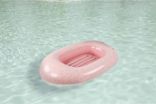 Roze opblaasboot in het water