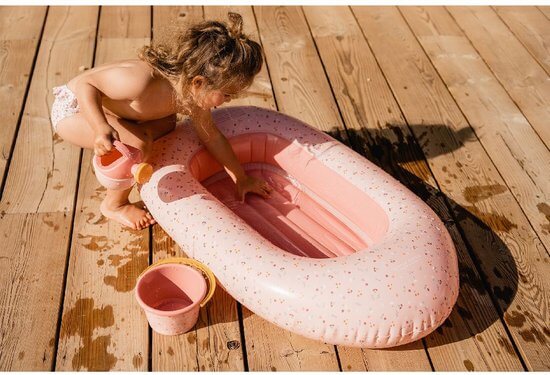 Meisje speelt met roze opblaasboot van Little Dutch.