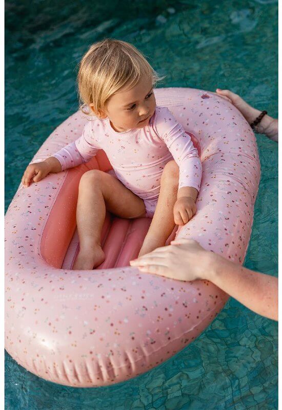 Roze opblaasboot met kindje op het water