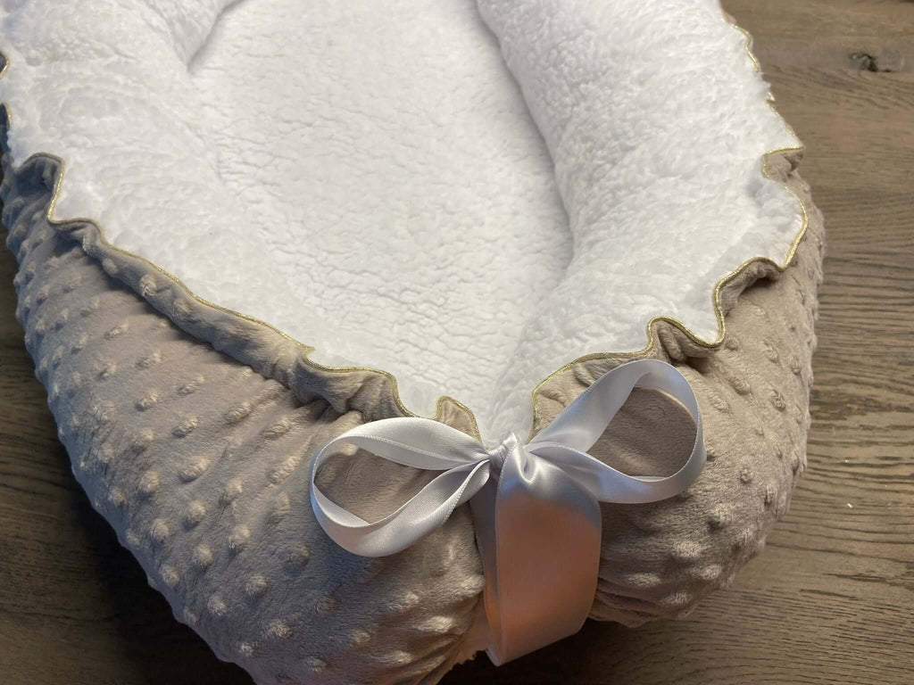 Hangemaakt babynestje Minkey fleece met witte teddystof, LaLynn