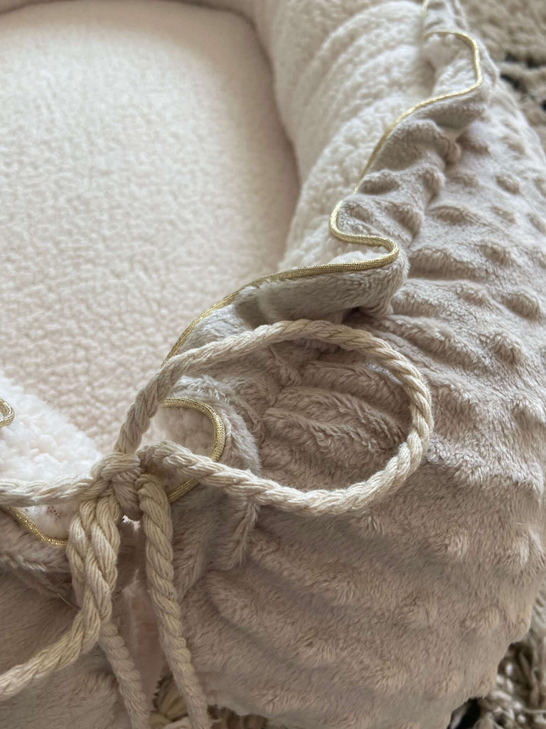 Hangemaakt babynestje Minkey fleece met witte teddystof, LaLynn