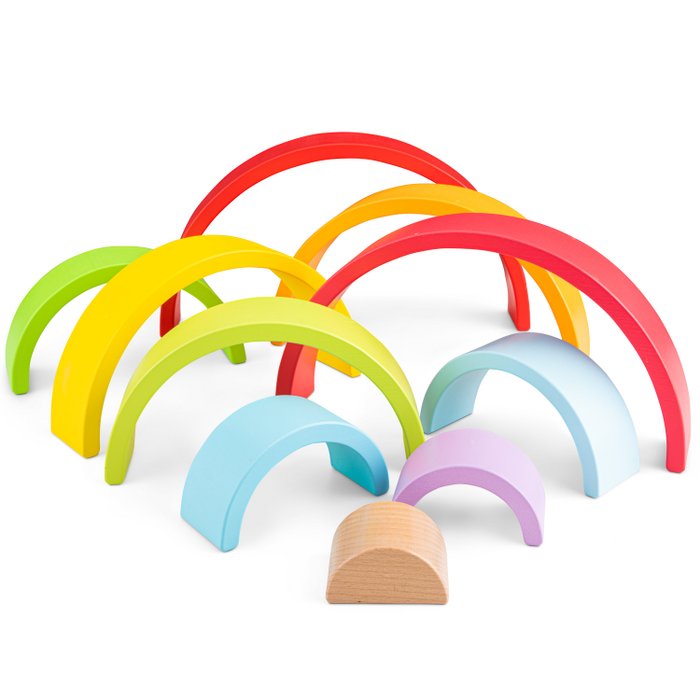 Houten regenboog in de kleuren rood, oranje, geel, groen, lichtblauw en paars. Bogen zijn op elkaar gestapeld.