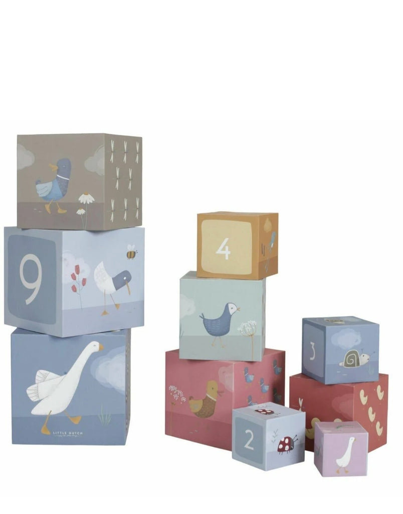 Little Dutch stapelblokken in verschillende kleuren en formaten met print van gans en diverse vogels en cijfers.