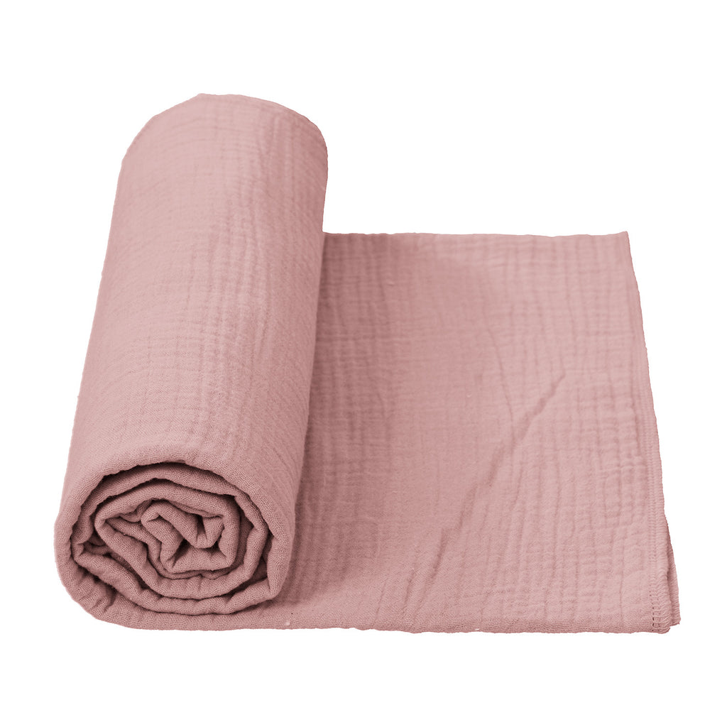 Opgerolde grote multidoek van hydrofiel in de kleur oud roze. Merk Cottonbaby.